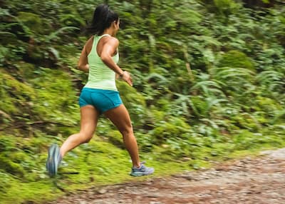ジョギングする女性の写真